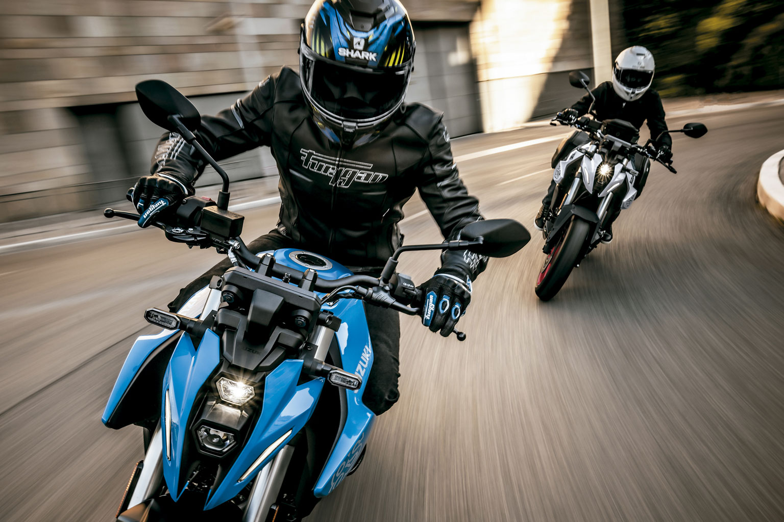 Novas cores da Suzuki GSX-8S destacam o design minimalista da Naked