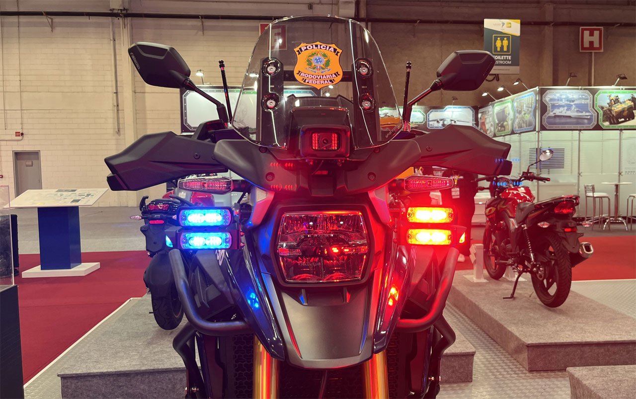 Suzuki lança tecnologia inédita para motos policiais e chama atenção na LAAD 2026