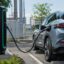 Recarga de carros elétricos avança no Brasil, mas rede elétrica pode limitar expansão
